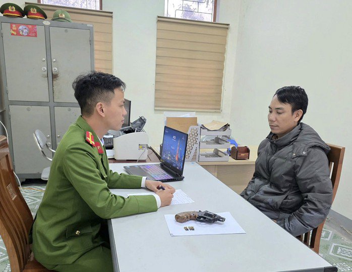 Trương Văn Bạch cùng tang vật tại cơ quan điều tra (Ảnh CACC)