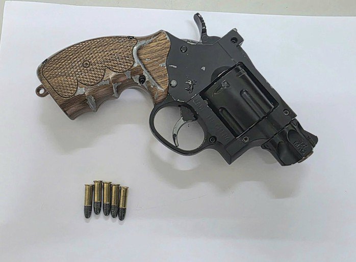 Khẩu súng và 5 viên đạn được Bạch giao nộp cho công an