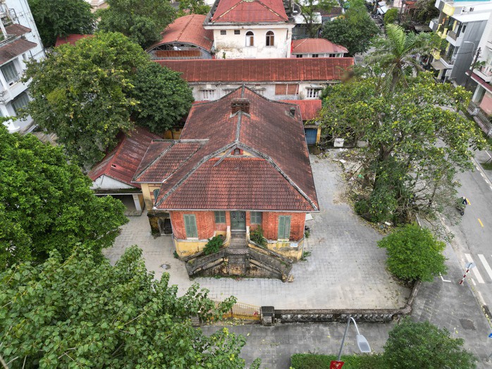 Căn biệt thự cổ nay đóng cửa, bỏ trống. 