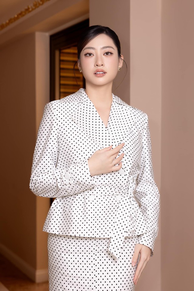 Vì thế, cũng có ý kiến cho rằng, tuỳ góc chụp mà diện mạo của nàng hậu sinh năm 2000 mới có phần mũm mĩm như thế.