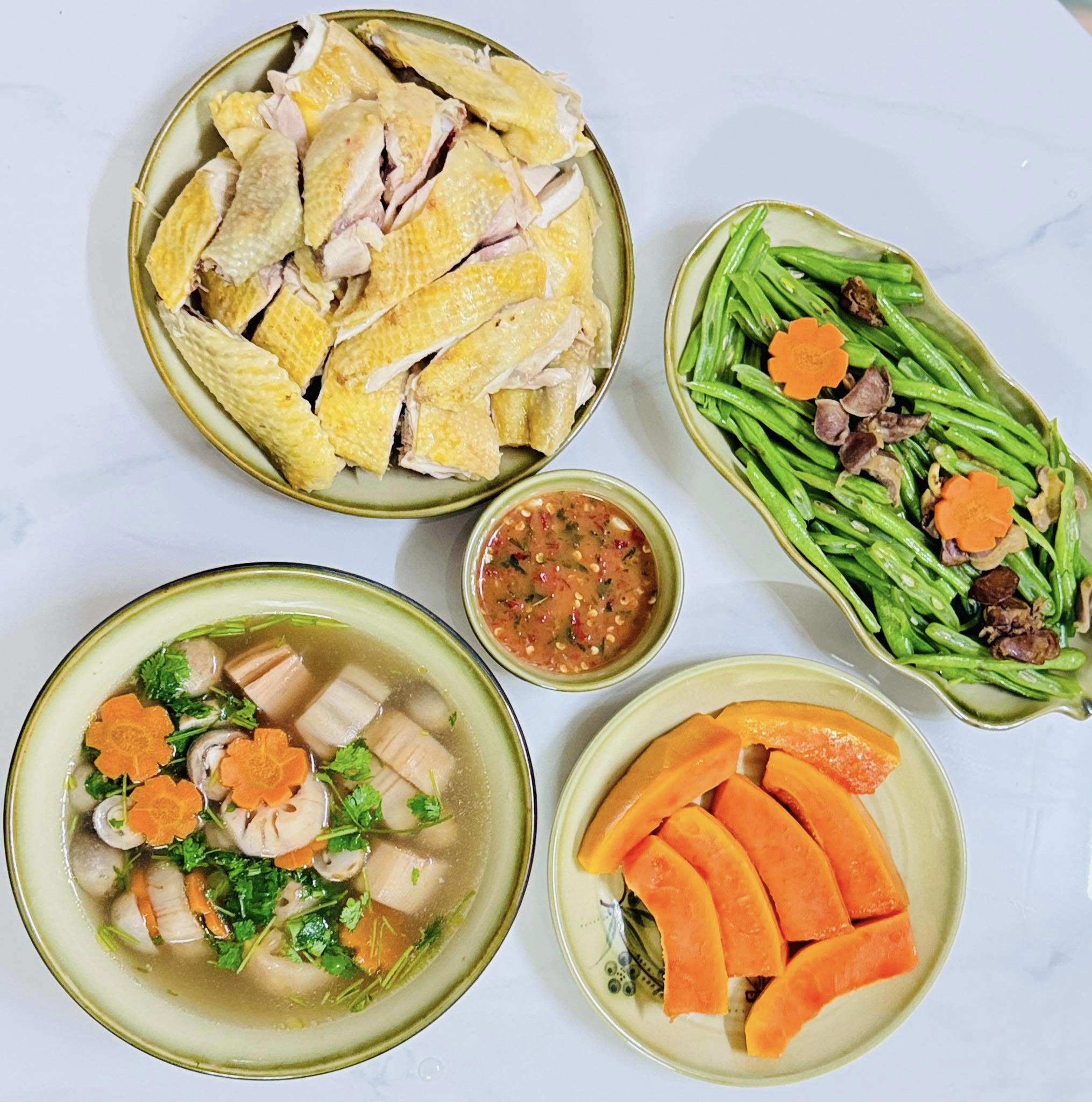 Thịt gà luộc - Canh củ sen nấm rơm - Đỗ xào lòng mề - Đu đủ