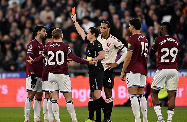 Paqueta ăn thẻ đỏ và dư luận nghi ngờ đây là hành vi bán độ