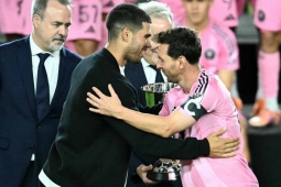 Alcaraz trao cúp cho Messi: Cuộc gặp "thượng đỉnh" của 2 nhà vô địch