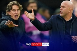 HLV dễ "bay ghế" nhất Ngoại hạng Anh: Slot, Thomas Frank nín thở chờ đợi