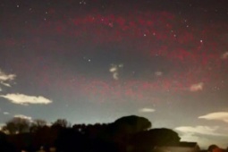 Quầng sáng đỏ “giống UFO” 2 lần hiện ra trên bầu trời Ý