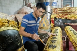 Đồ thờ ‘cháy đơn’ ở làng nghề mộc cổ Đằng Chương: ‘Năm nay bán chạy hơn hẳn'