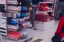 Người phụ nữ bắt nhân viên cửa hàng quỳ gối xin lỗi, cộng đồng mạng dậy sóng