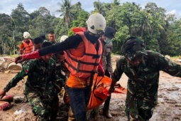 Số người thiệt mạng và mất tích do lũ lụt tăng sốc, Indonesia triển khai tàu chiến