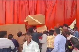 Đám cưới tập thể hỗn loạn vì tranh đồ ăn