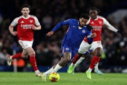 Bóng đá - Chelsea 10 người vẫn khiến Arsenal vất vả: &quot;Quái thú&quot; lu mờ Rice, toàn diện nhất bóng đá Anh
