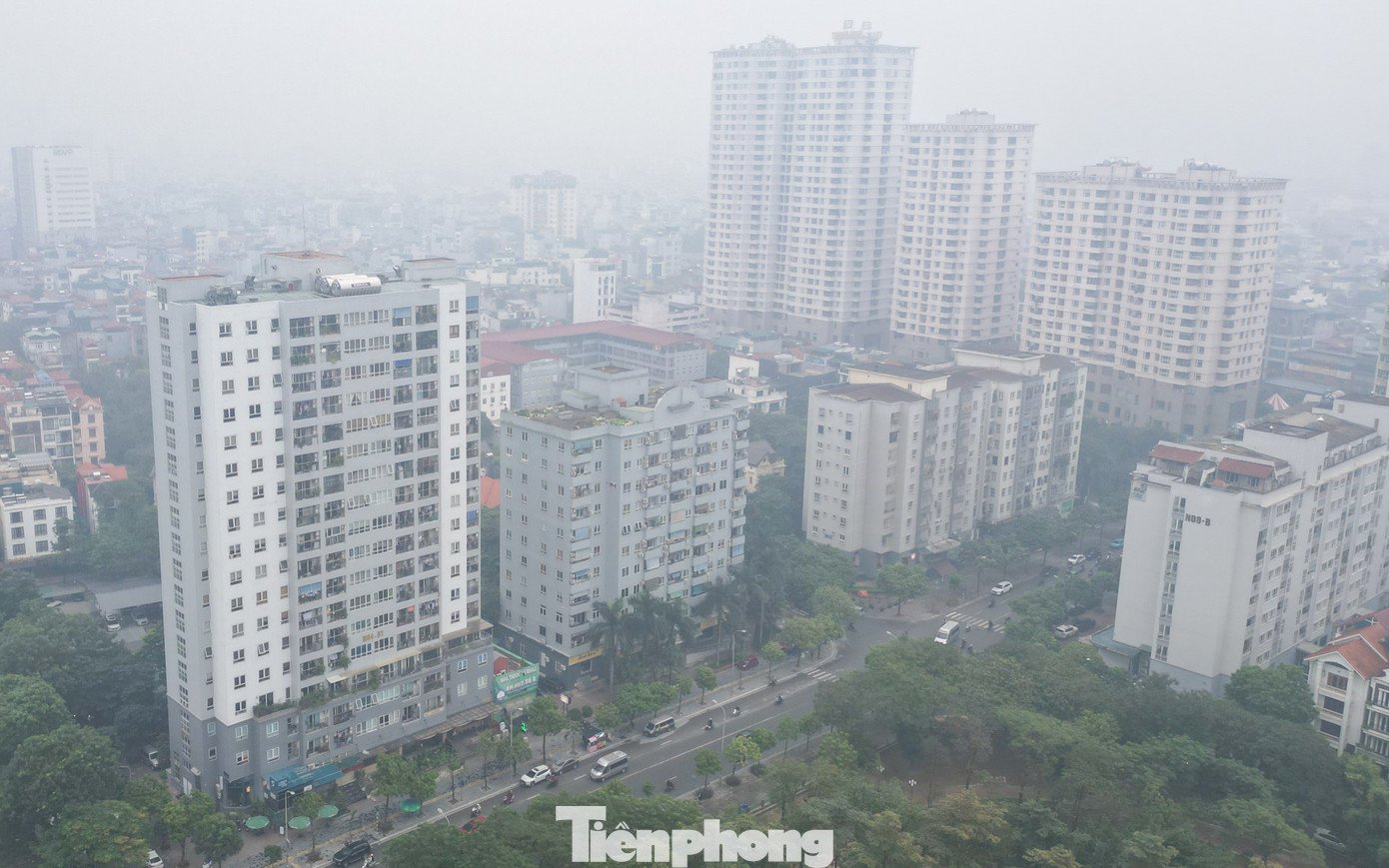 Hà Nội 'chìm nghỉm' trong ô nhiễm không khí - 9