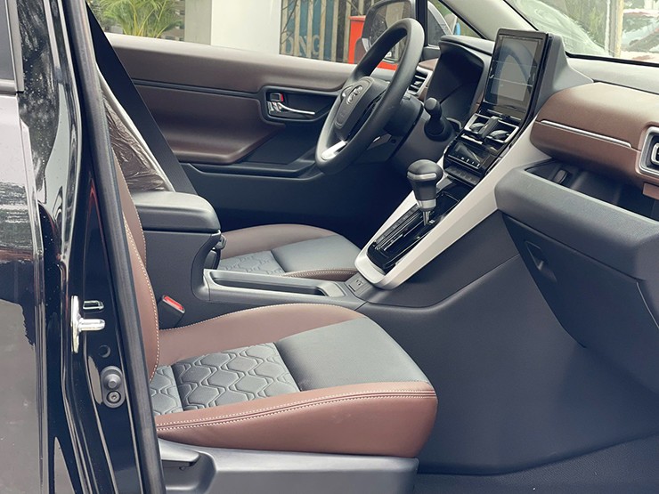 Nội thất bản 2.0G trông cũng đơn giản hơn bản 2.0V bởi các màn hình nhỏ và ghế lái chỉnh cơ