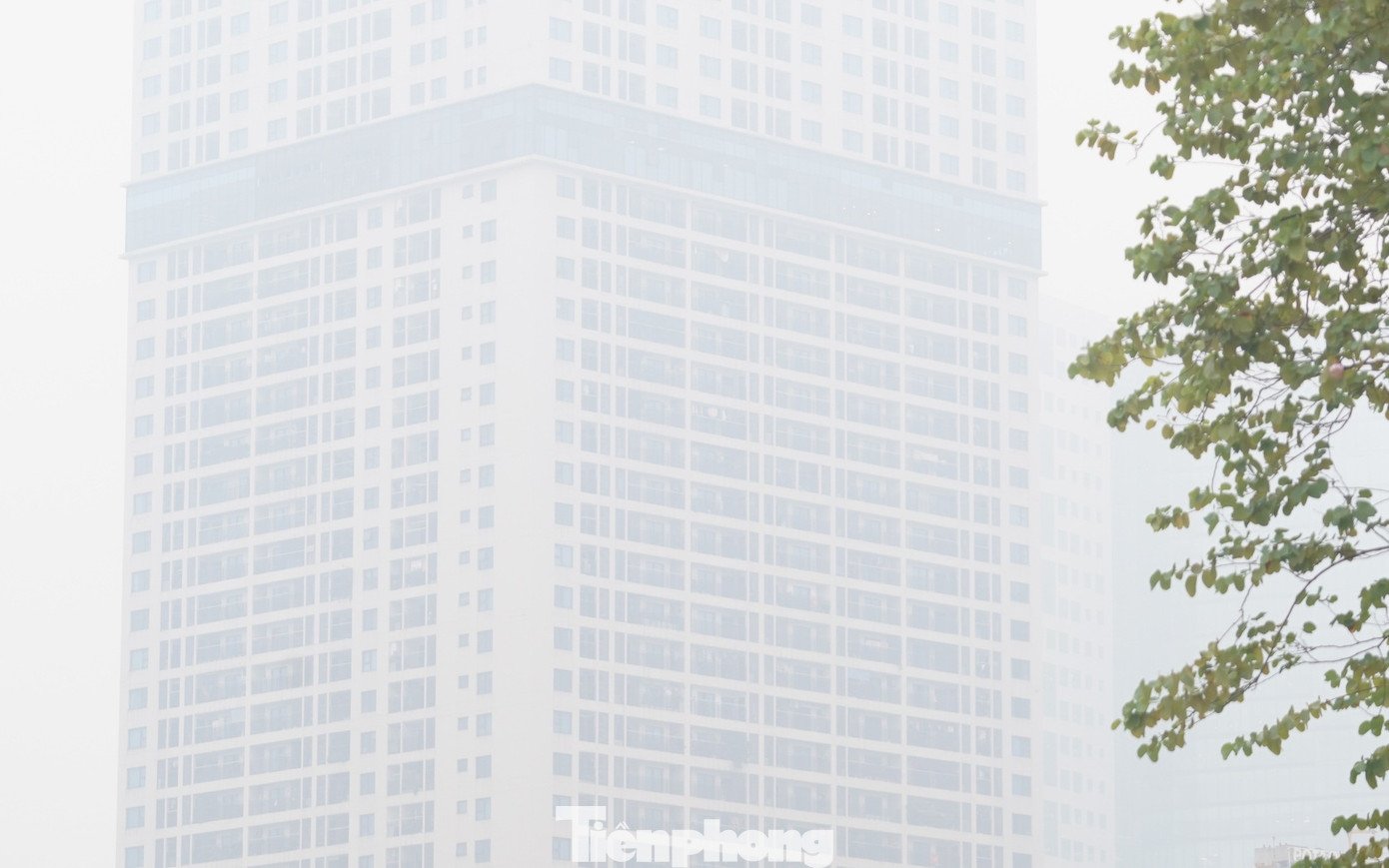 Hà Nội 'chìm nghỉm' trong ô nhiễm không khí - 10