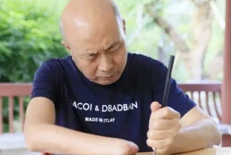 Từ người ăn mày một tay đến chủ doanh nghiệp tiền tỷ