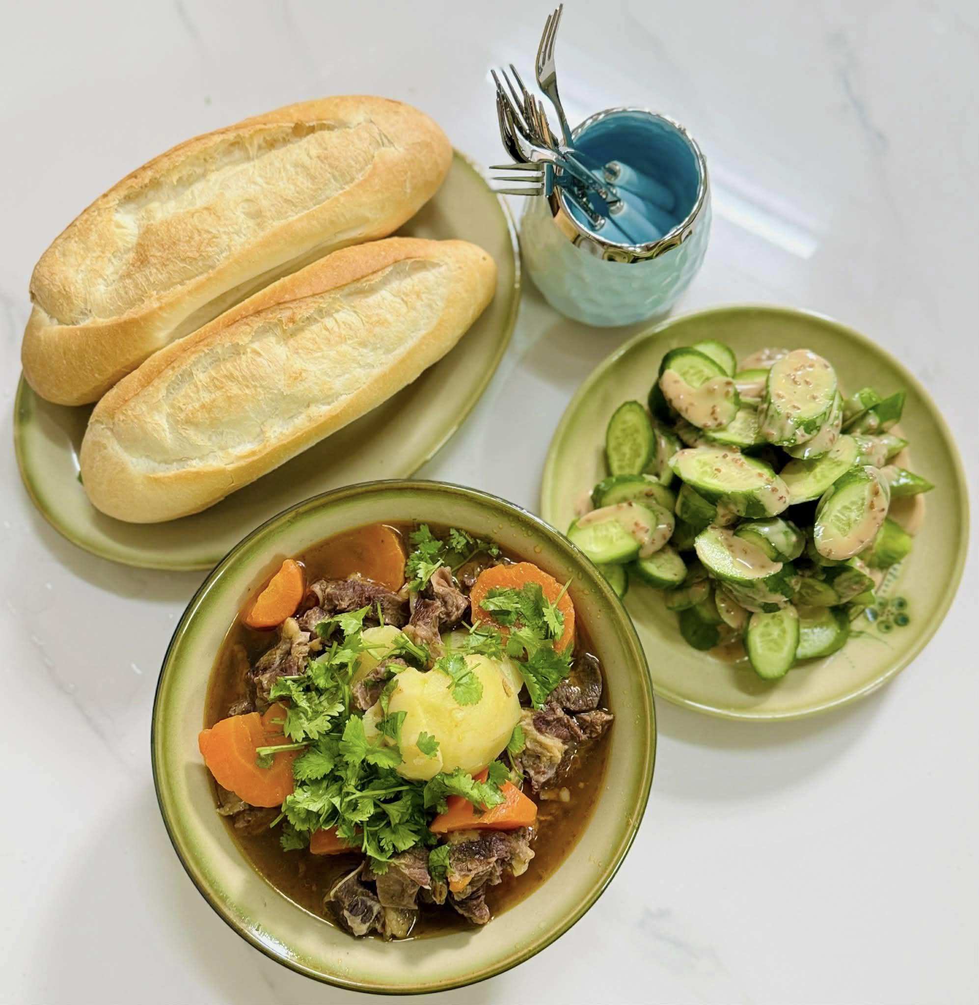 Bánh mì xốt vang - Salad dưa chuột