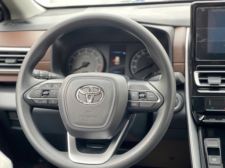 Nội thất bản 2.0G trông cũng đơn giản hơn bản 2.0V bởi các màn hình nhỏ và ghế lái chỉnh cơ