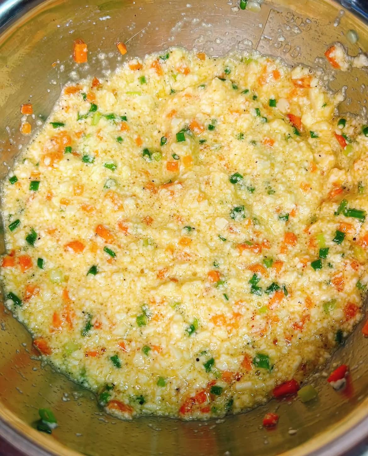 Trộn đều cùng cà rốt xắt nhỏ, hành lá, trứng và các loại gia vị.