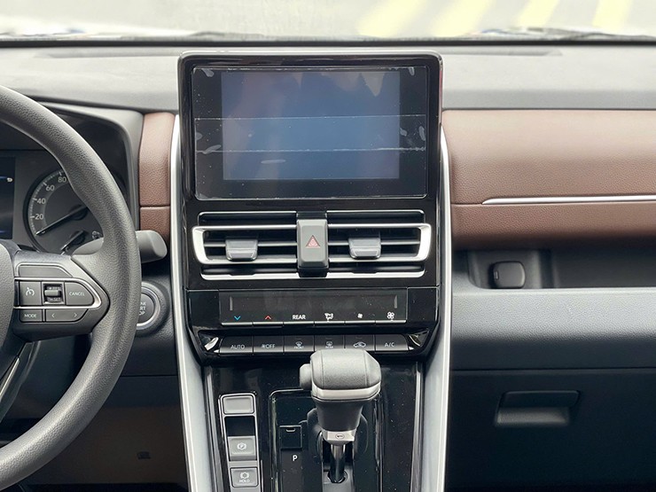 Nội thất bản 2.0G trông cũng đơn giản hơn bản 2.0V bởi các màn hình nhỏ và ghế lái chỉnh cơ