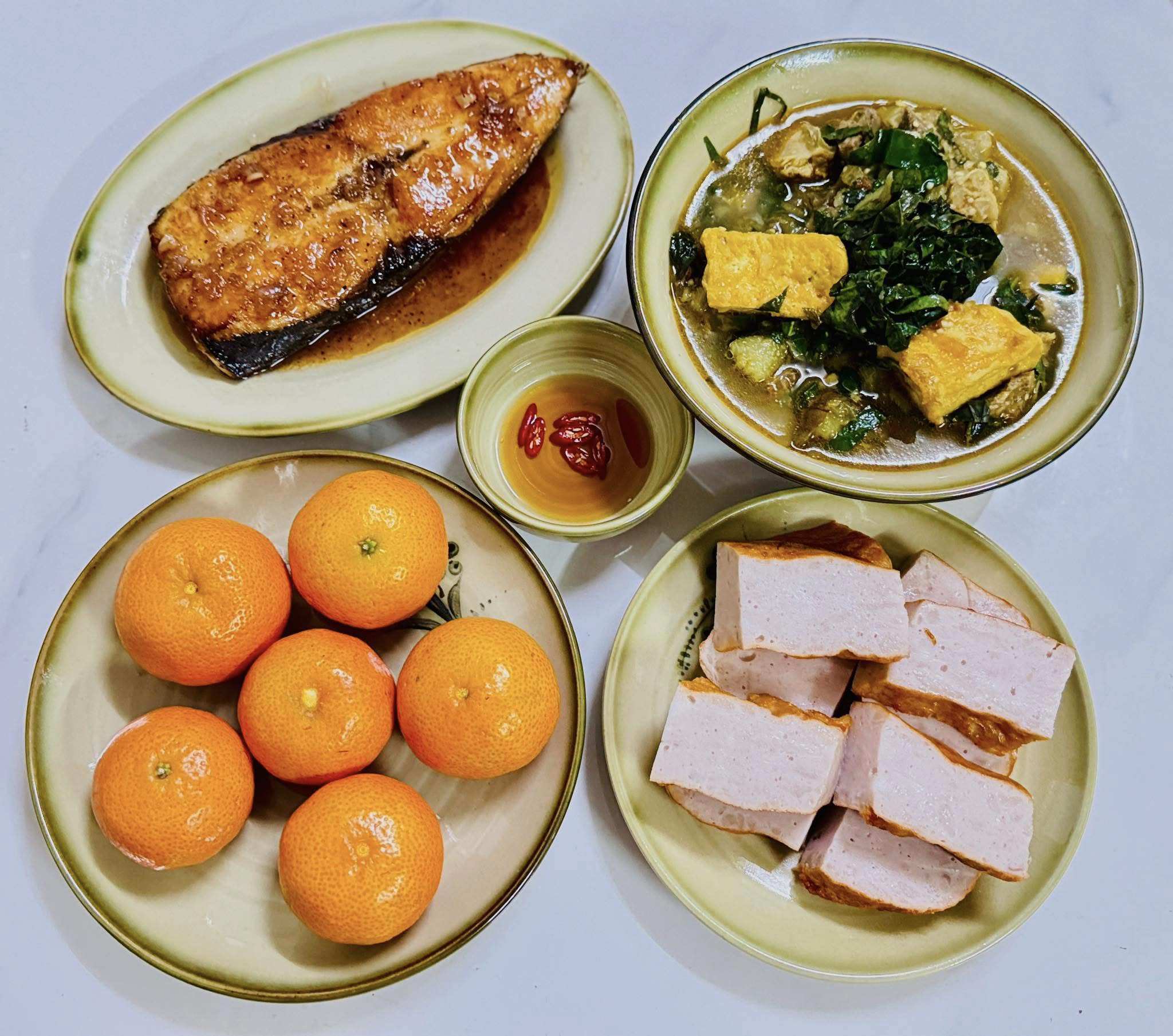 Cá thu xốt mắm tiêu - Canh cà tím - Chả mỡ - Quýt 