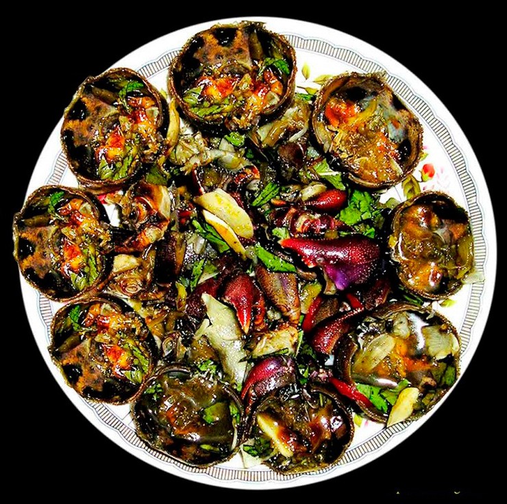 Mỗi đêm, người dân bắt ba khía có thể kiếm được từ 150.000 - 200.000 đồng. Những đêm tối trời, ba khía ra nhiều, người bắt có thể “trúng” lớn, bán được khoảng 500.000 đồng.