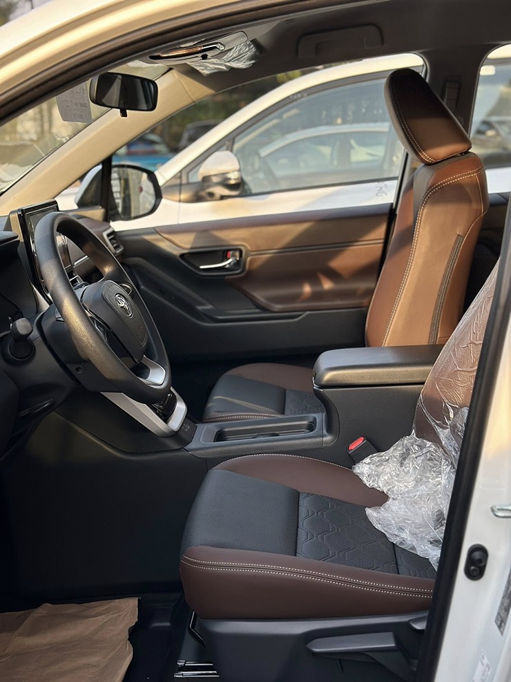 Nội thất bản 2.0G trông cũng đơn giản hơn bản 2.0V bởi các màn hình nhỏ và ghế lái chỉnh cơ