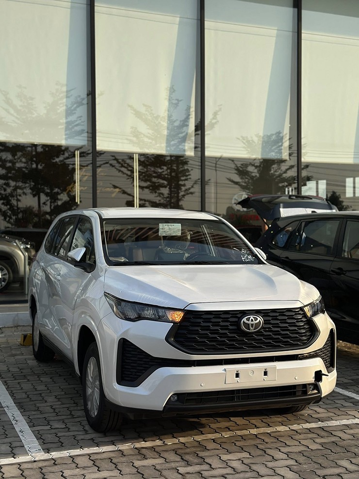 Giá bán rẻ hơn giúp&nbsp;Innova Cross bản 2.0G có thể cạnh tranh được với nhóm&nbsp;MPV kích thước nhỏ hơn