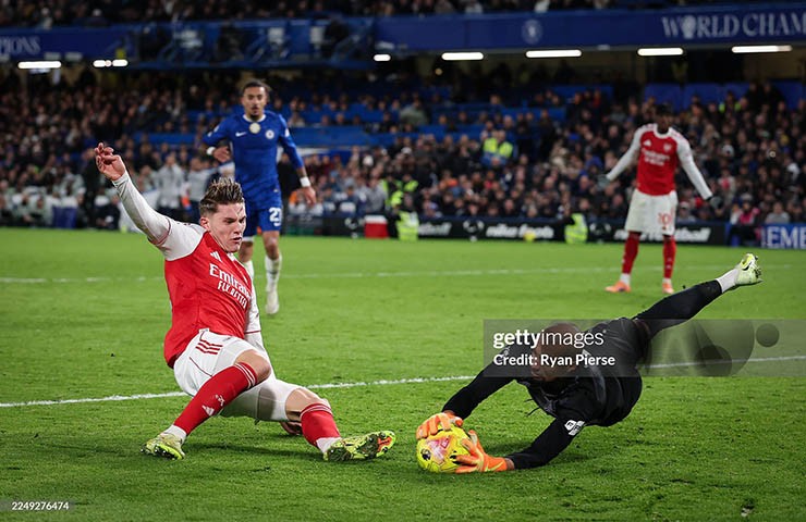 Arsenal không thắng, dù Chelsea còn 10 người