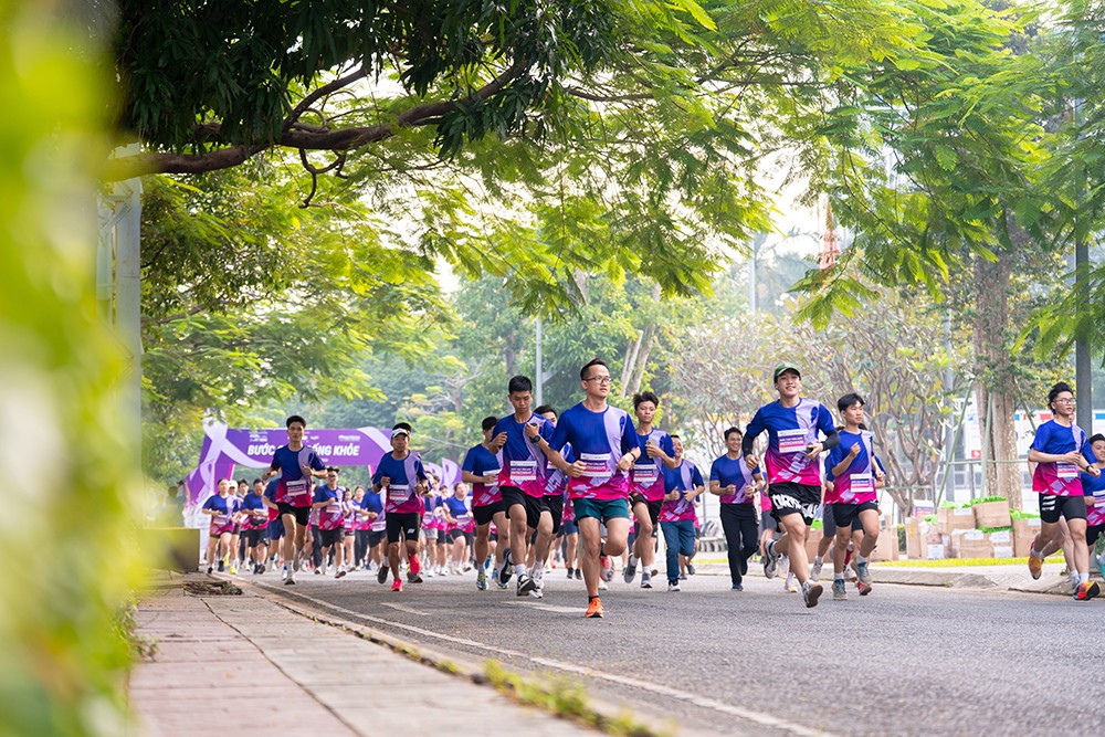 Trải nghiệm khó quên khi chạy trong sân trường xanh mát dưới thời tiết cuối thu