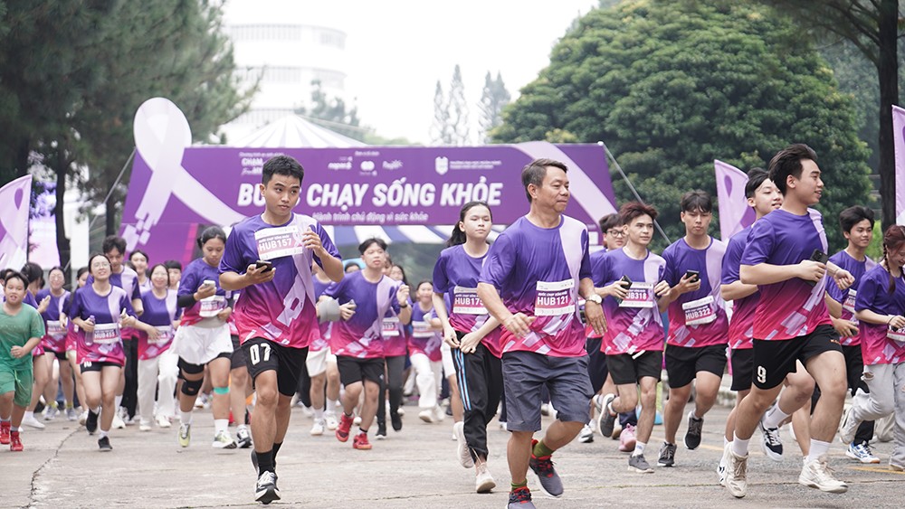 Trường Đại Học Ngân Hàng TP.HCM hào hứng mở màn cho “Bước chạy sống khỏe”