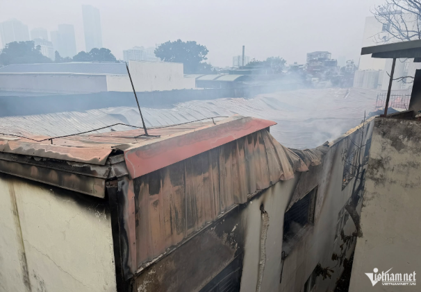 Toàn bộ mái tôn của tòa nhà đã bị vặn xoắn, có chỗ bị đổ sập