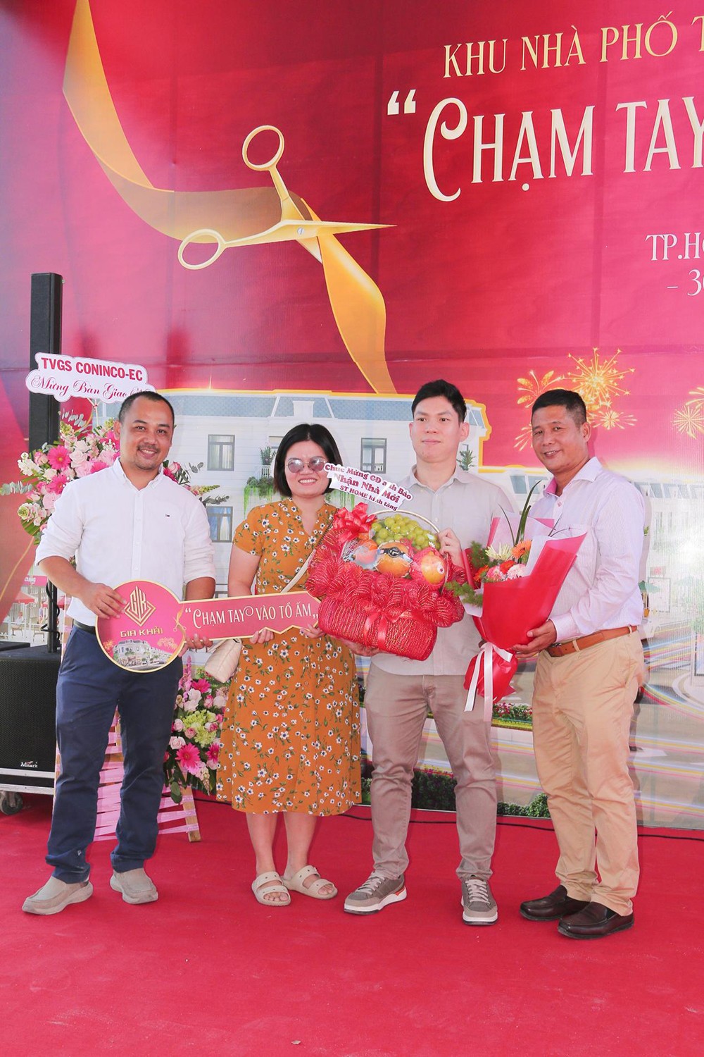Đại diện CĐT Gia Khải trao hoa và biểu trưng chìa khóa cho khách hàng tại Lễ bàn giao nhà đợt 1