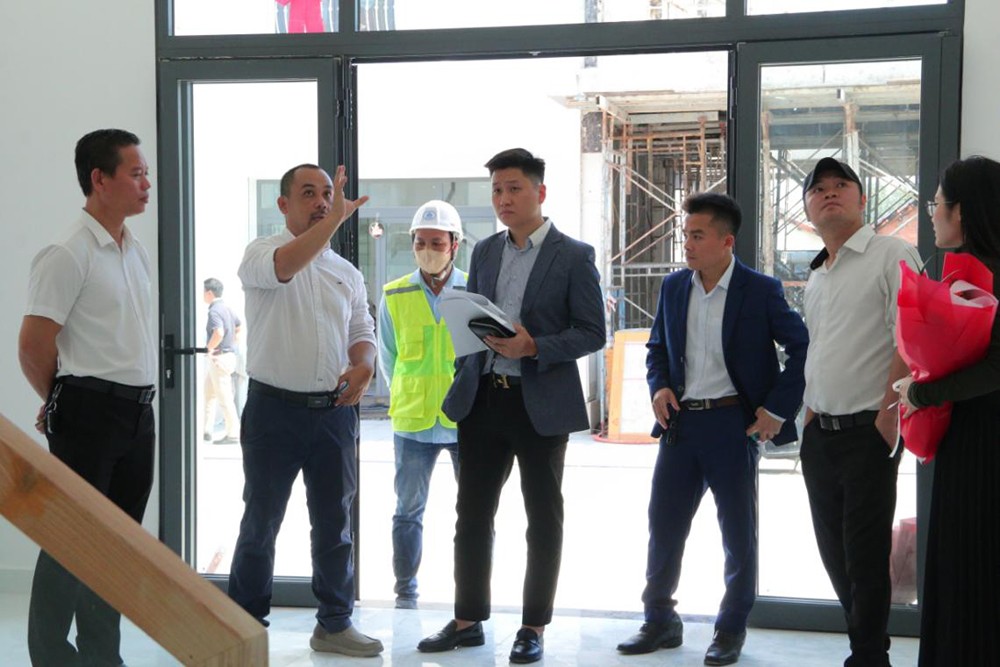 Khách hàng và gia đình trực tiếp nghiệm thu, đóng góp ý kiến để Chủ đầu tư hoàn thiện những công đoạn cuối cùng