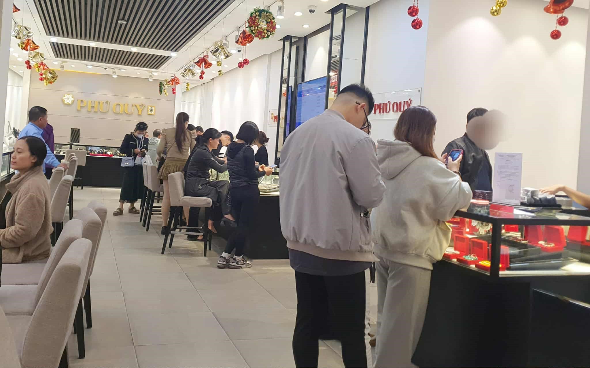 Trong khi khu vực mua bán vàng vắng vẻ thì khu vực mua bán bạc lại nhộn nhịp bất ngờ.