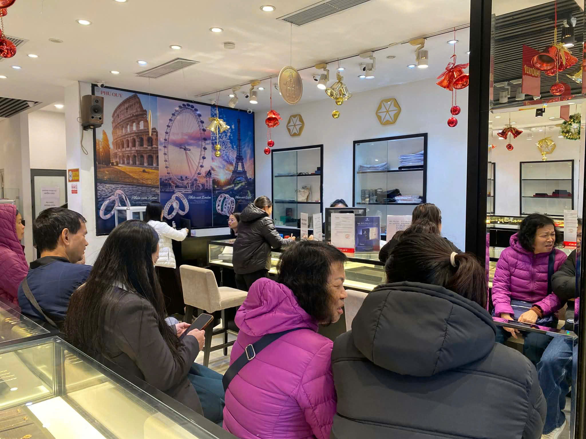 Nhiều người thấy bạc tăng nhanh liền đi bán chốt lời, một số lại mua vào với số lượng lớn.