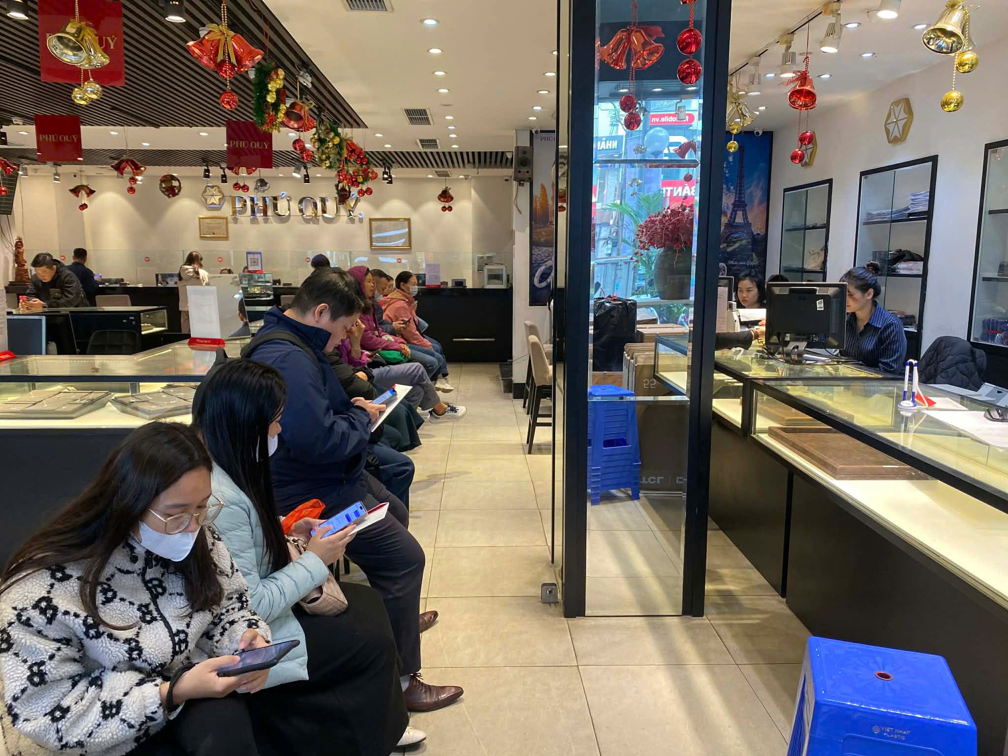 Rất đông người xếp hàng mua bán bạc trong sáng ngày 1/12.