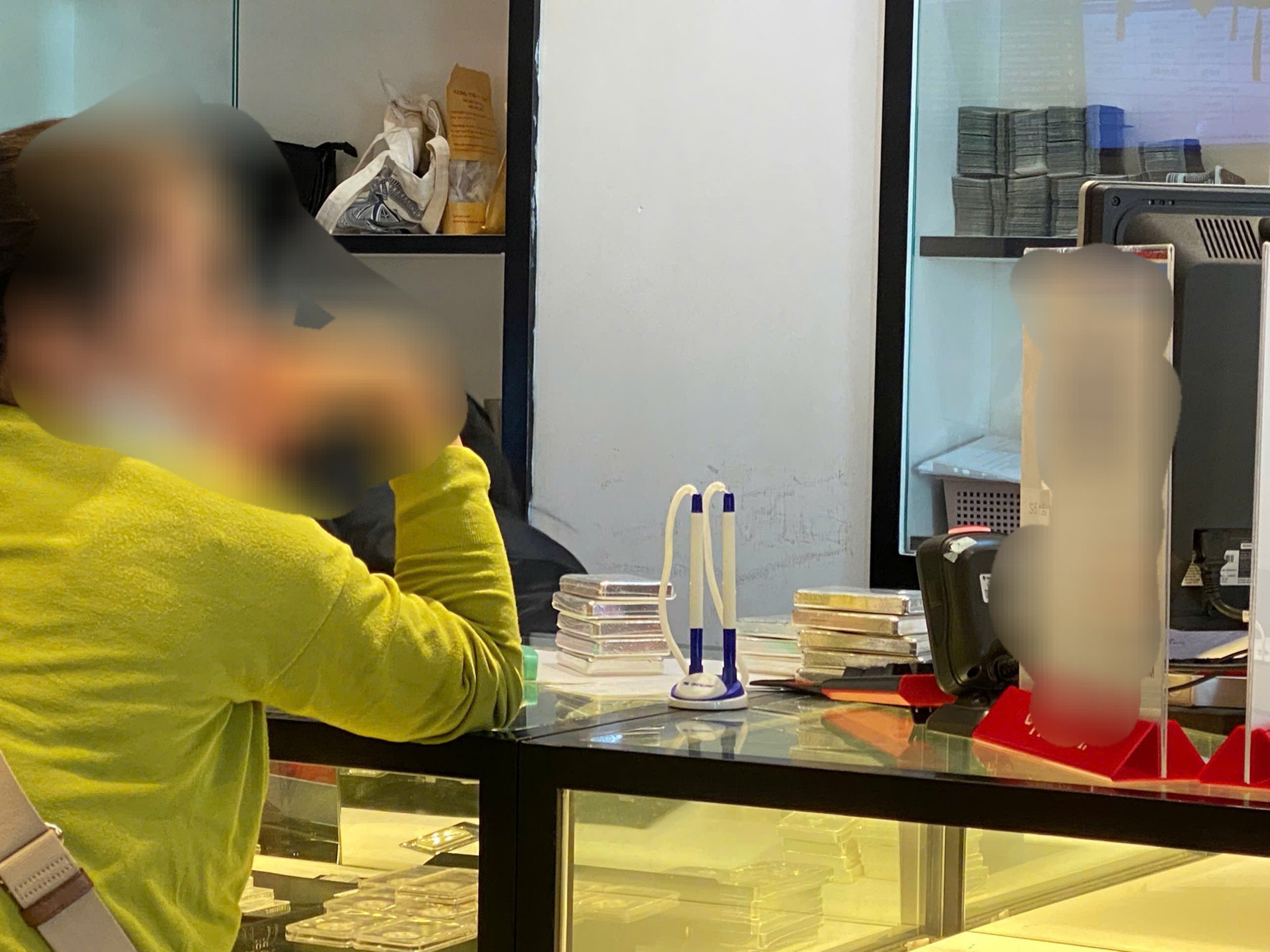 Một người mang hàng chục cân bạc đi bán.