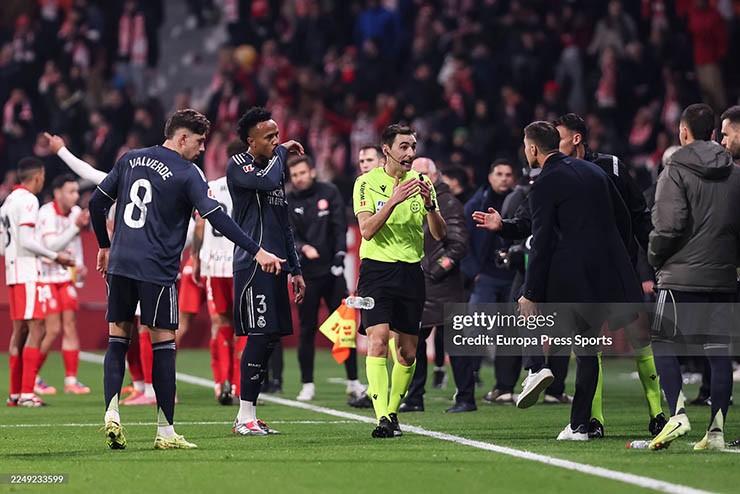 HLV Alonso giận dữ với trọng tài