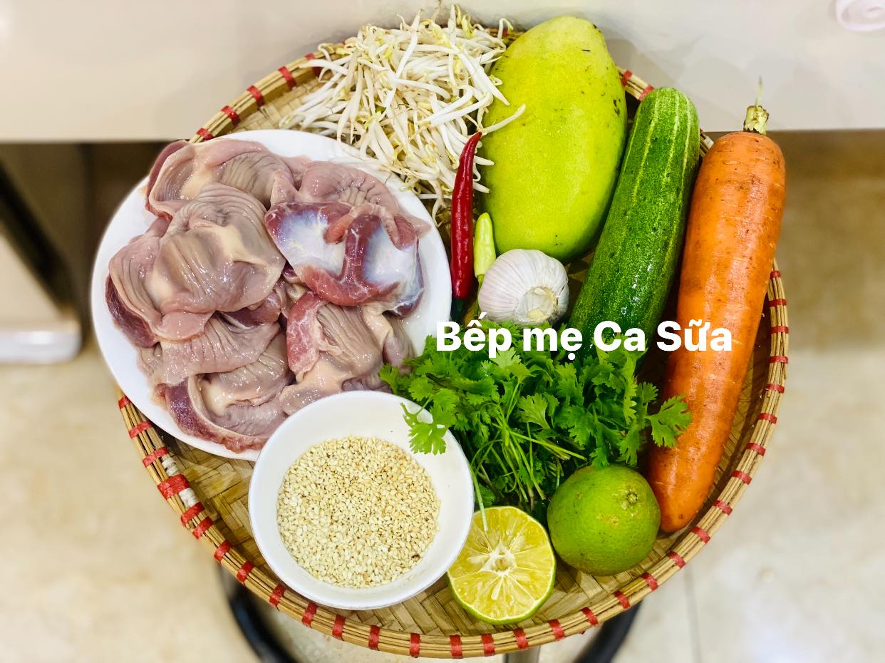 Mề gà rửa sạch, bóp với muối hạt rồi rửa sạch lại với nước chanh pha loãng và để ráo.