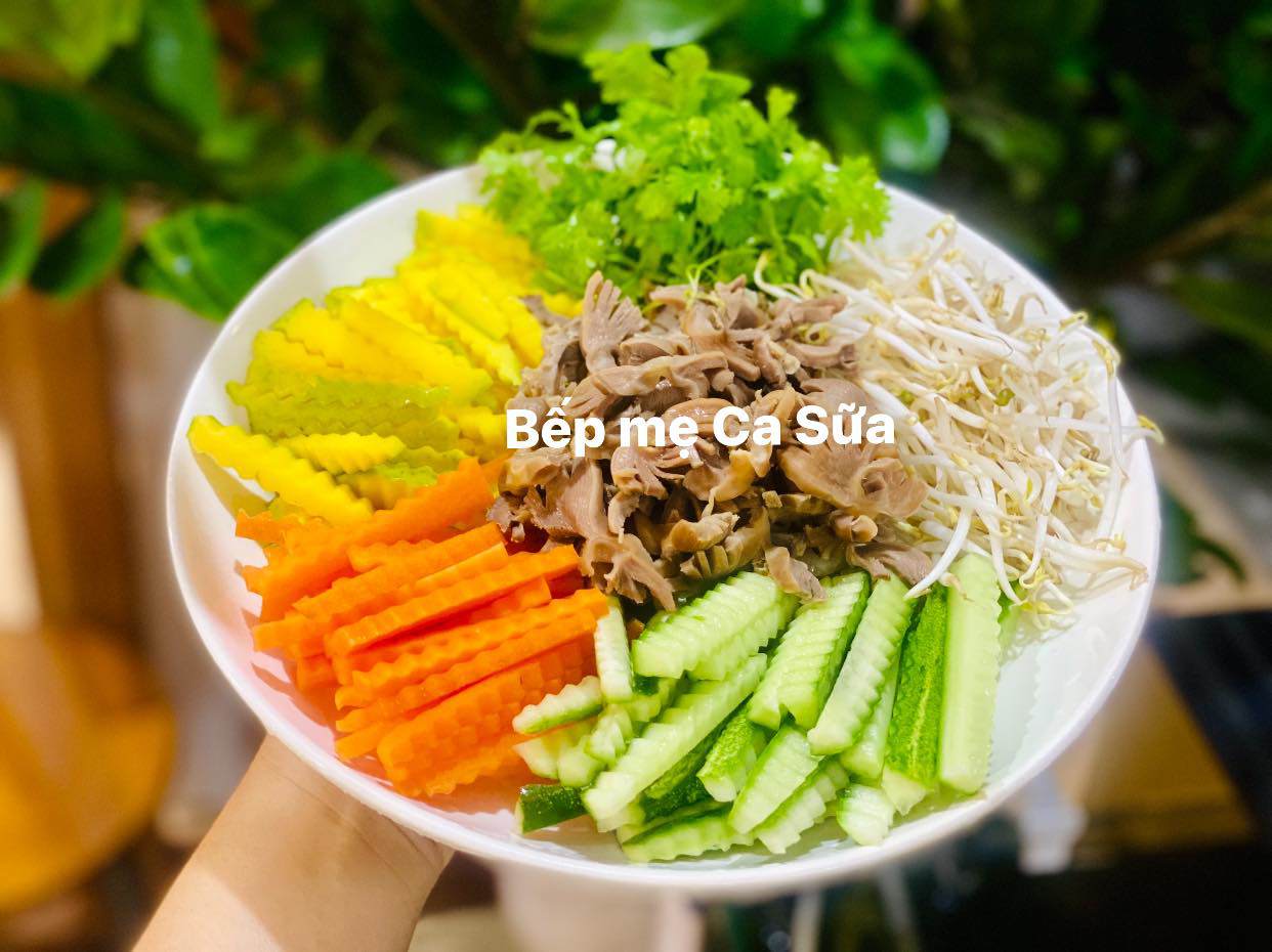 Mề gà cắt khía theo đường dọc rồi thái ngang tạo hình cánh hoa. Luộc với nồi nước sôi, nêm chút hạt nêm, rượu trắng, gừng, hành tây trong 5 phút. Hết thời gian thì tắt bếp, vớt ra âu nước lọc có chút đá để giữ được độ giòn ngon.