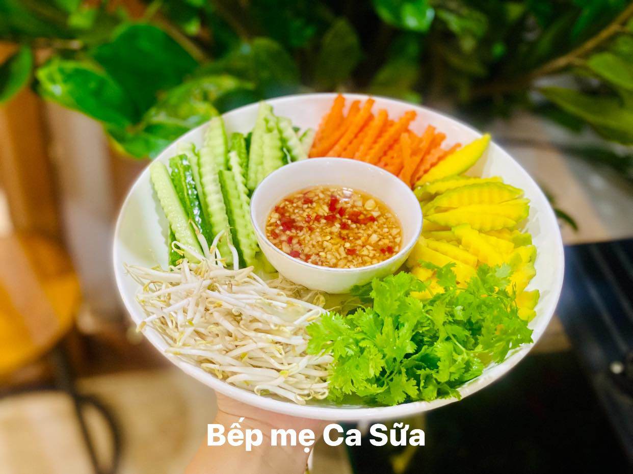 Rau củ quả rửa sạch, thái sợi. 