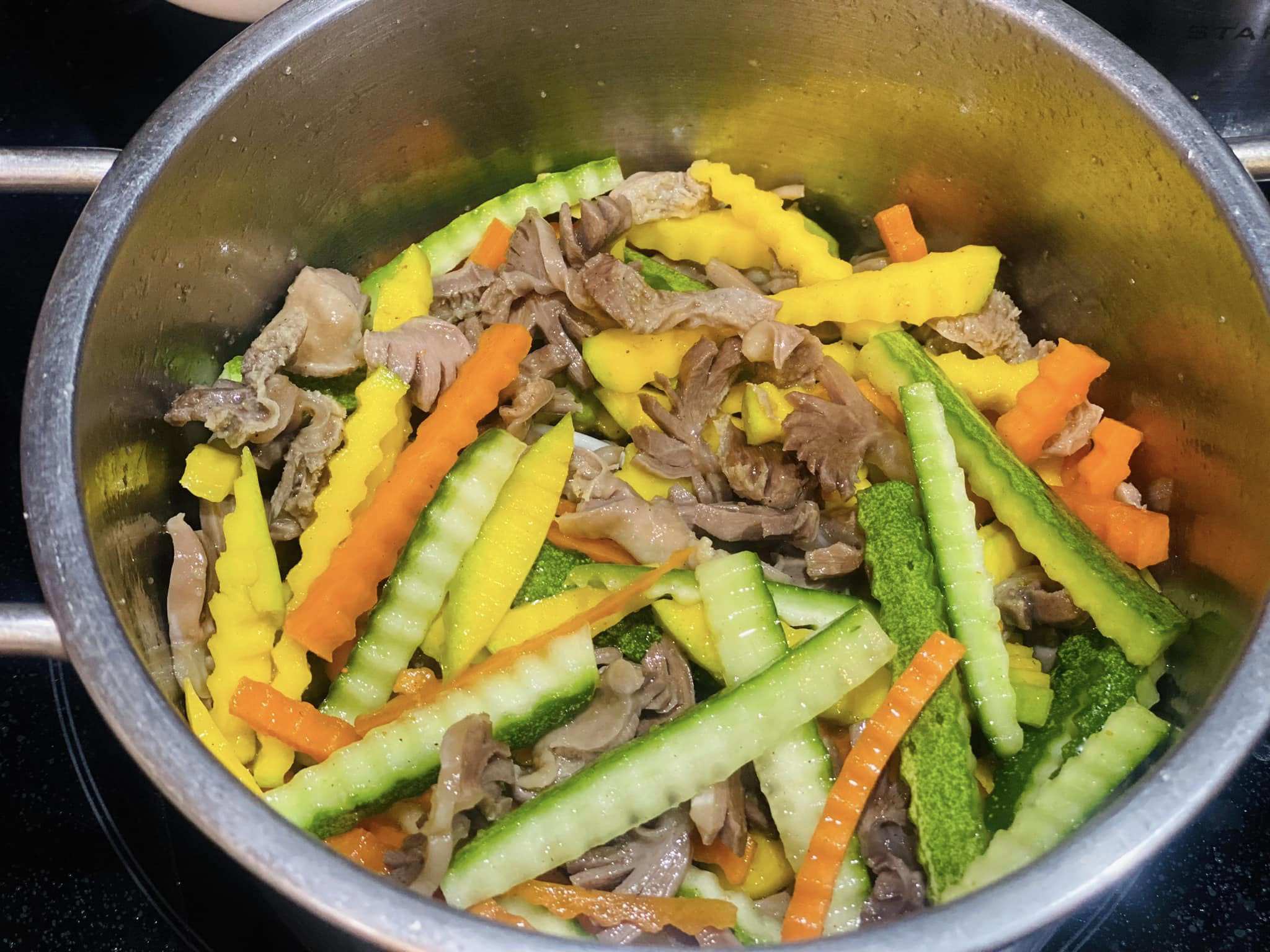 Cho mề gà và các loại củ quả vào âu lớn, trộn đều cùng 1 thìa bột canh, 1 thìa đường, 1 thìa giấm.