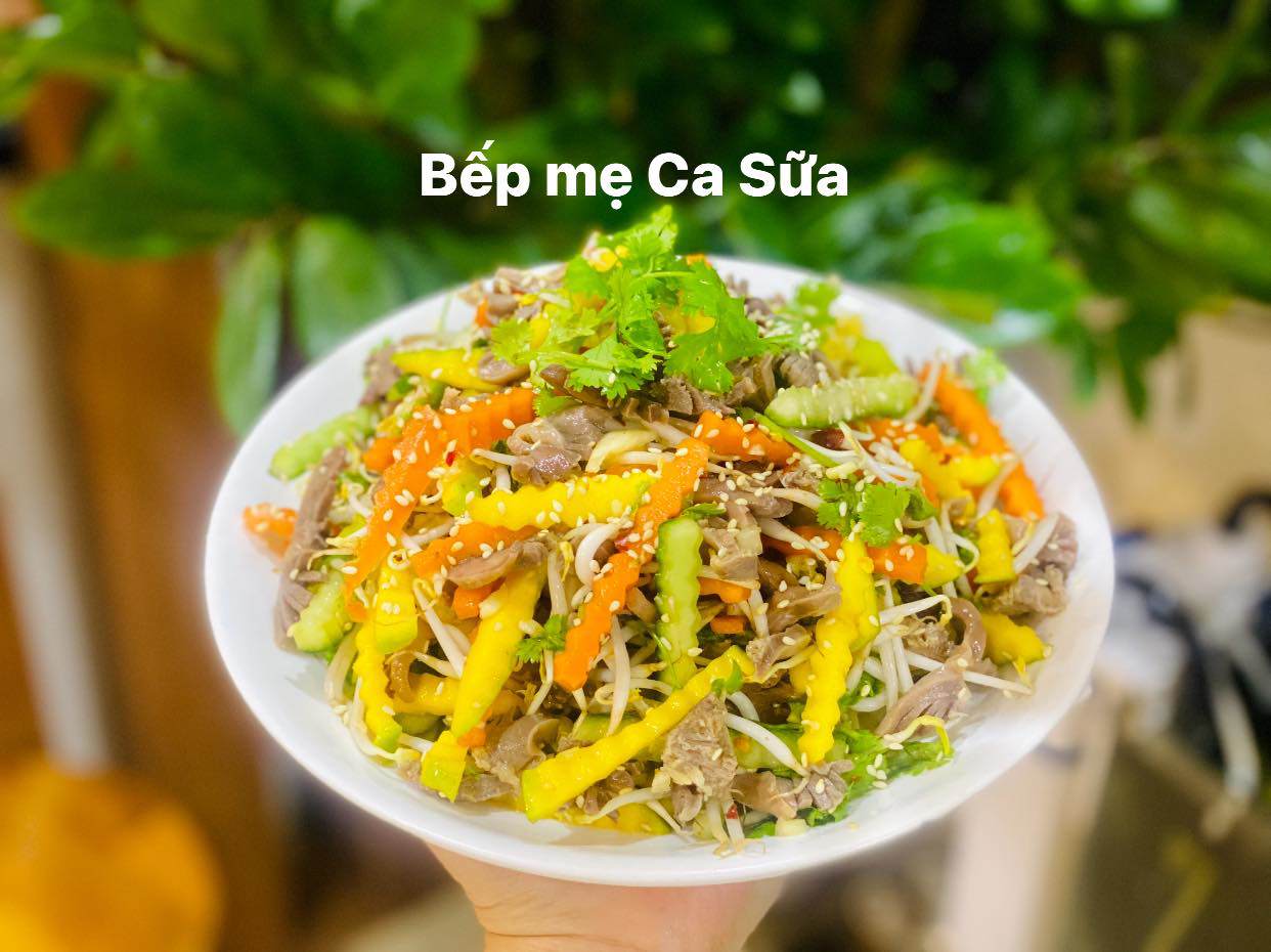 Thành phẩm là đĩa nộm đầy màu sắc, vị giòn ngon, thanh mát rất hấp dẫn.