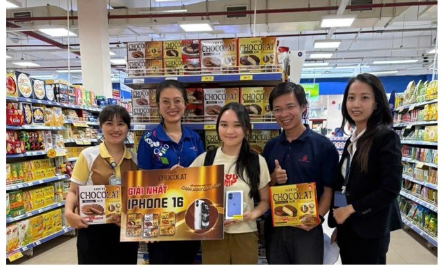 Chị Khánh Linh – khách hàng ở Tây Ninh đã may mắn trúng giải nhất của chương trình khuyến mại “Bắt khoảnh khắc vàng - Chạm ngay quà đỉnh”