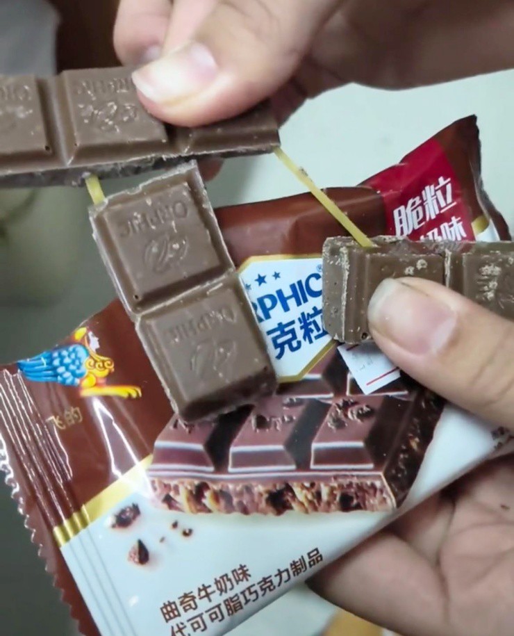 Rùng mình với sô cô la giá rẻ: Dị vật nguy hiểm nằm gọn trong thanh kẹo - 1