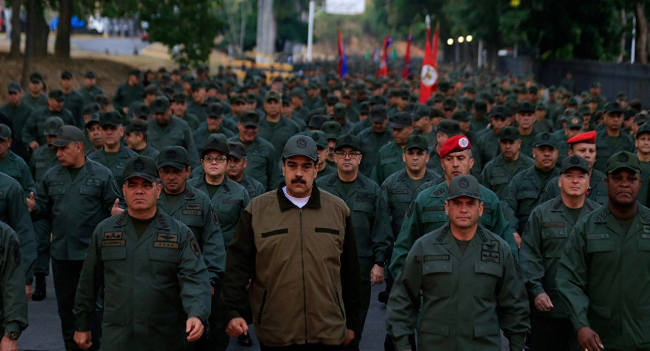Tổng thống Maduro đi cùng binh sĩ (ảnh: Reuters)
