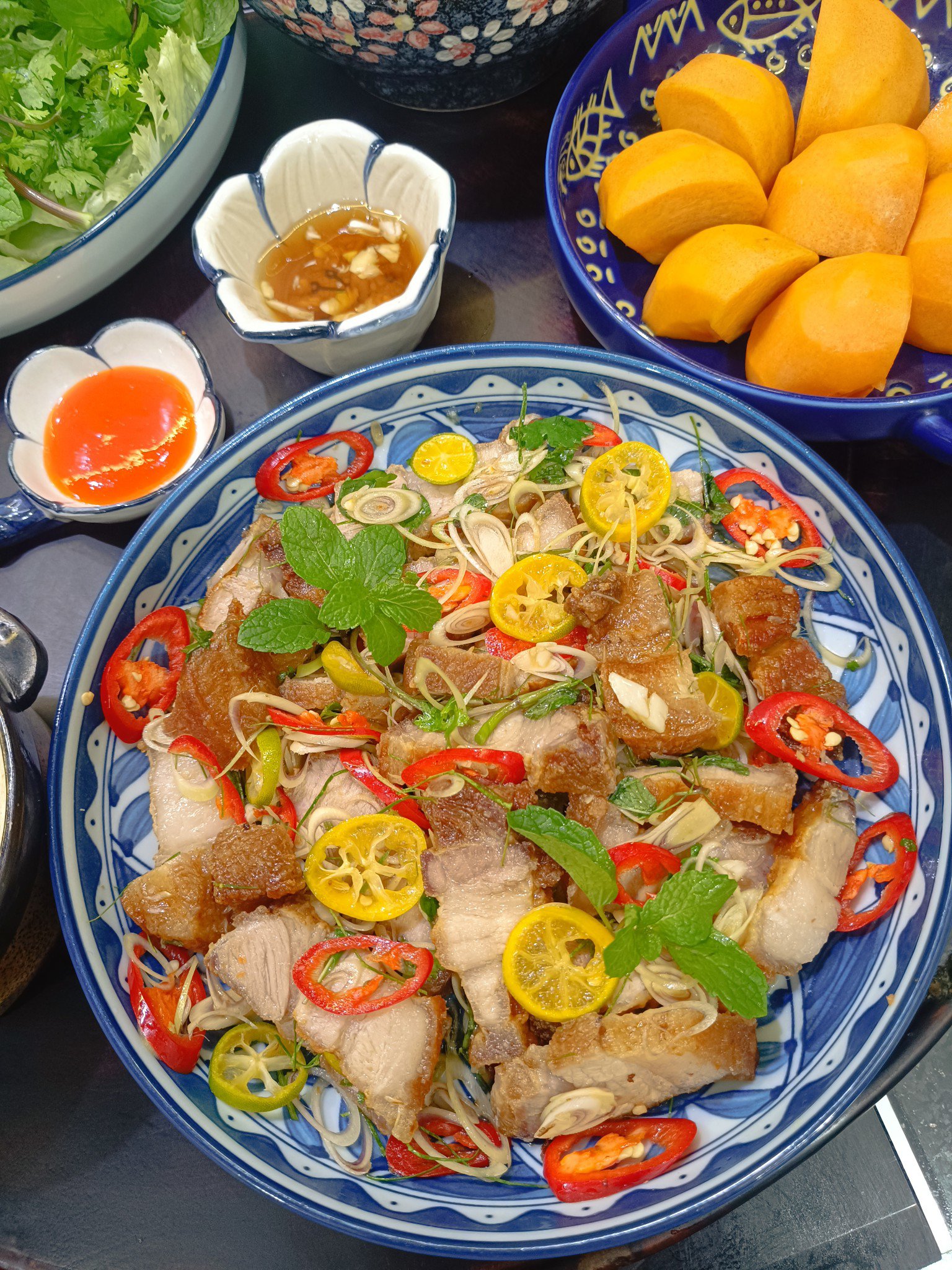 Thịt ba chỉ chiên giòn lắc sả quất chua ngọt hài hòa, thơm nức, ăn cùng cơm nóng hoặc làm "mồi nhậu" đều rất hấp dẫn.