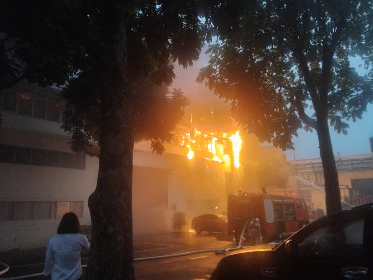 Nhà máy Bia Hà Nội xảy ra cháy lớn sáng 1/12 - Ảnh: Công An Hà Nội