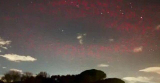 Quầng sáng đỏ “giống UFO” 2 lần hiện ra trên bầu trời Ý