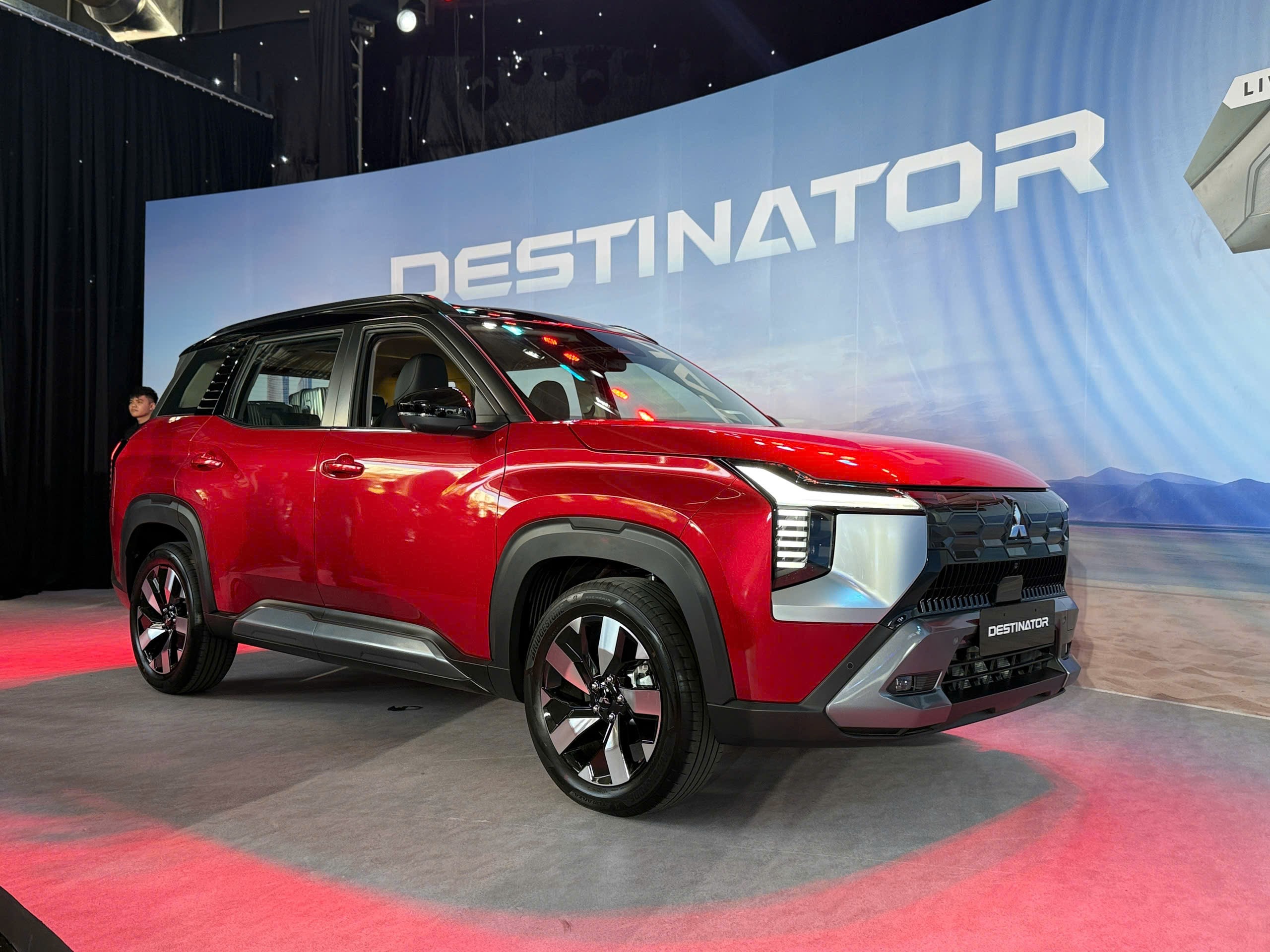 Xe sở hữu khoảng sáng gầm 214 mm, mâm 18 inch cùng góc tới và góc thoát tối ưu.