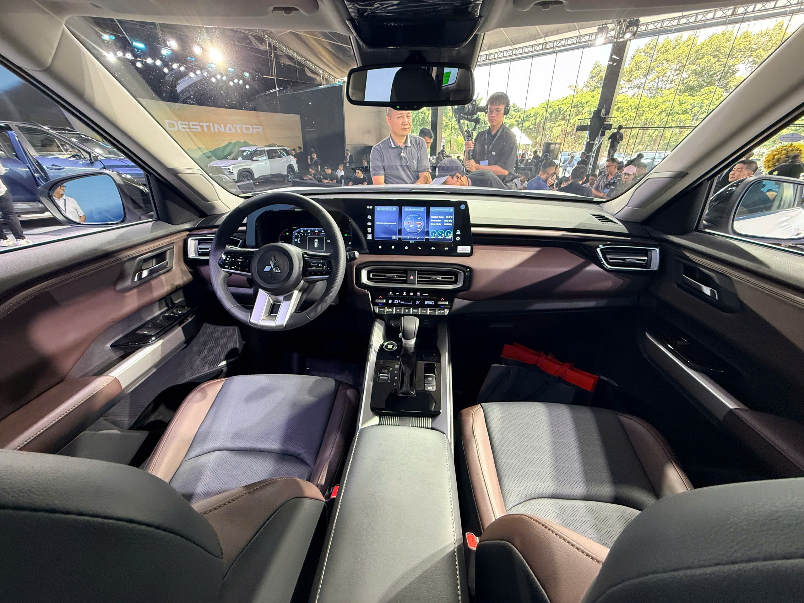 Destinator sở hữu khoang nội thất rộng rãi cho 7 hành khách, trần xe thoáng, khoảng để chân rộng rãi.